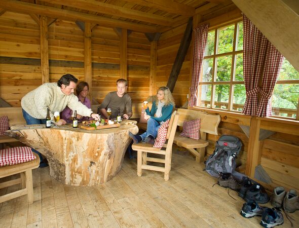 Wanderrast Baumhaus Wandergruppe bei Brotzeit