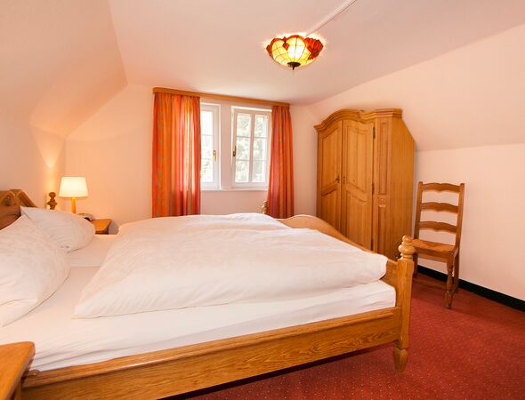 Jagdhaeuschen Schlafzimmer mit Doppelbett