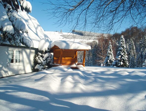 Rustbank met winterlandschap