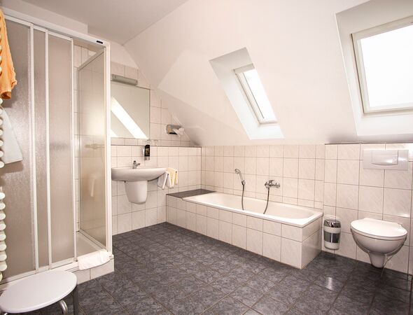 Ferienwohnung 16 Bad mit Dusche und Badewanne