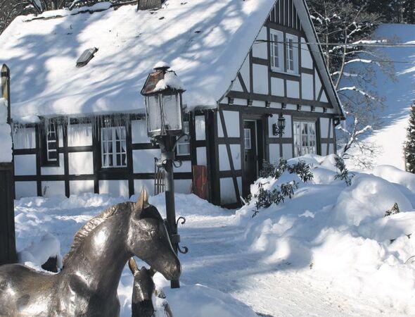 Jachthuis in de winter met besneeuwd landschap