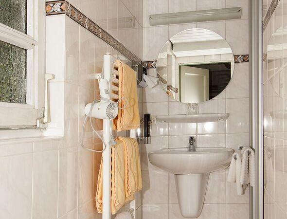 Jagdhaeuschen Bad mit Dusche