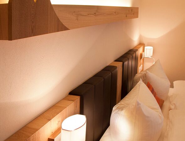 Gut Vorwald Doppelzimmer Schlafzimmer Bett mit Beleuchtung
