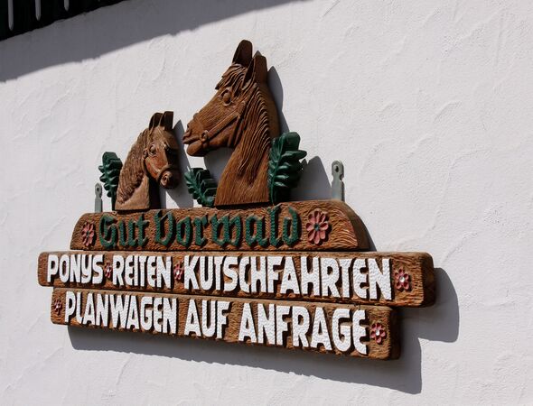 Gut Vorwald Schild mit Ponys reiten, Kutschfahrten, Planwagen auf Anfrage