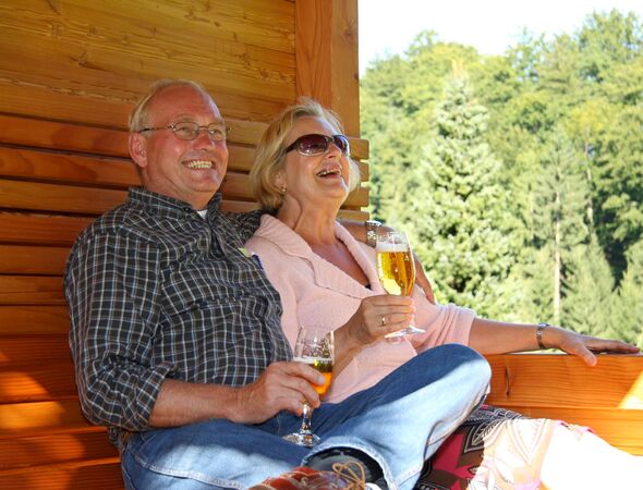Boomhutkoppel drinkt bier