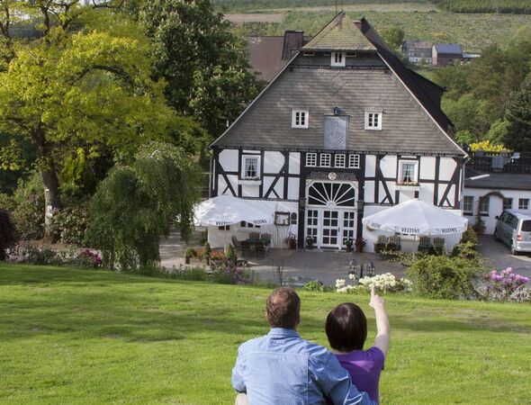 Aussicht auf Gut Vorwald Paar auf Wiese