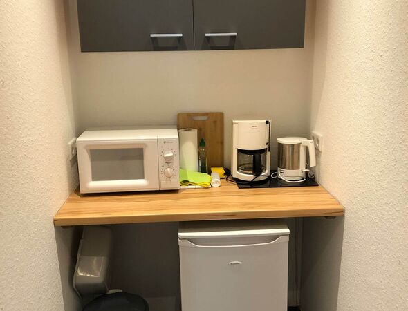 Appartment 70 Flur mit Mikrowelle Kühlschrank Kaffeemaschine