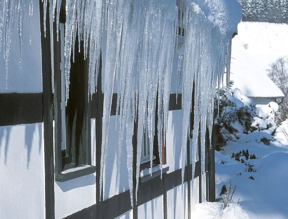 IJspegels aan het huis Winter