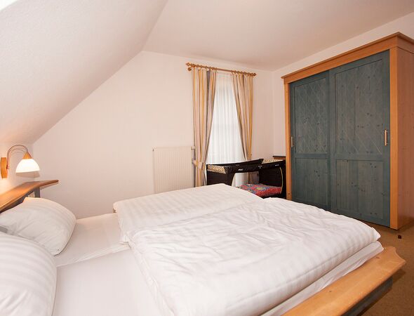 Ferienwohnung 16 Schlafzimmer mit Doppelbett