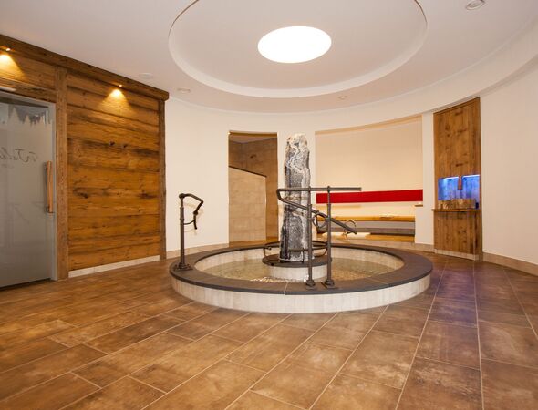 fliessender Steinbrunnen Wellnessbereich
