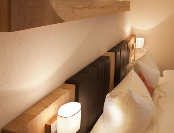 Gut Vorwald tweepersoonskamer slaapkamer bed met verlichting